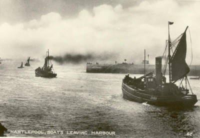 Steam Drifters leaving harbour, Hartlepool (©Hartlepool Arts & Museum Service)