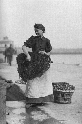 A fisherwoman fetching in the lines at Whitby (© Sutcliffe Gallery)