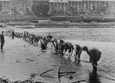 The laying of a cable in the River Esk (© Sutcliffe Gallery)