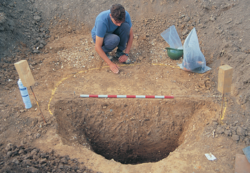 Introduction image: excavation of a large Middle Bronze Age pit at Home Farm