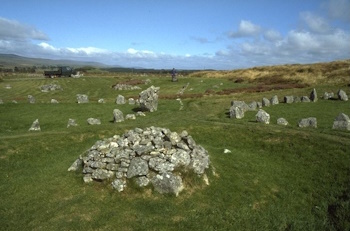 Cairn 10 and stone row from SW; part of circle G to left and part of circle F to right