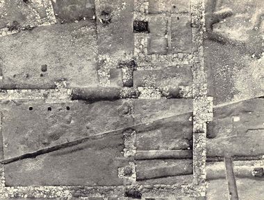 Overhead black and white photograph of excavated walls of Chalgrove Manor, Harding's Field, Chalgrove, Oxfordshire