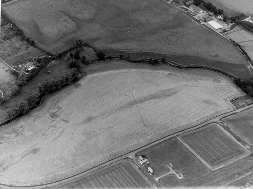 Crop mark photo of land off Aldham Mill Hill, Hadleigh, Suffolk showing the landscape of Bronze Age, Iron Age and Roman activity at the site. https://doi.org/10.5284/1105626