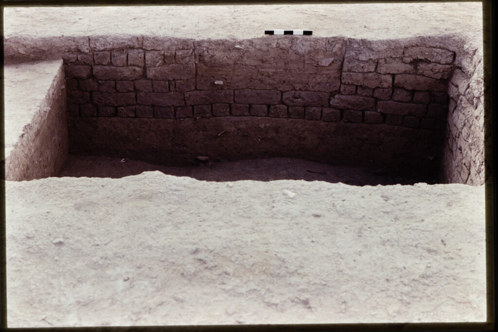 A vertical profile of mudbrick layers. 