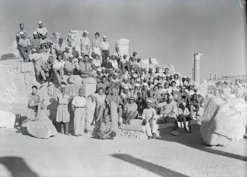 Black and white photo showing a large group of people at Sabratha