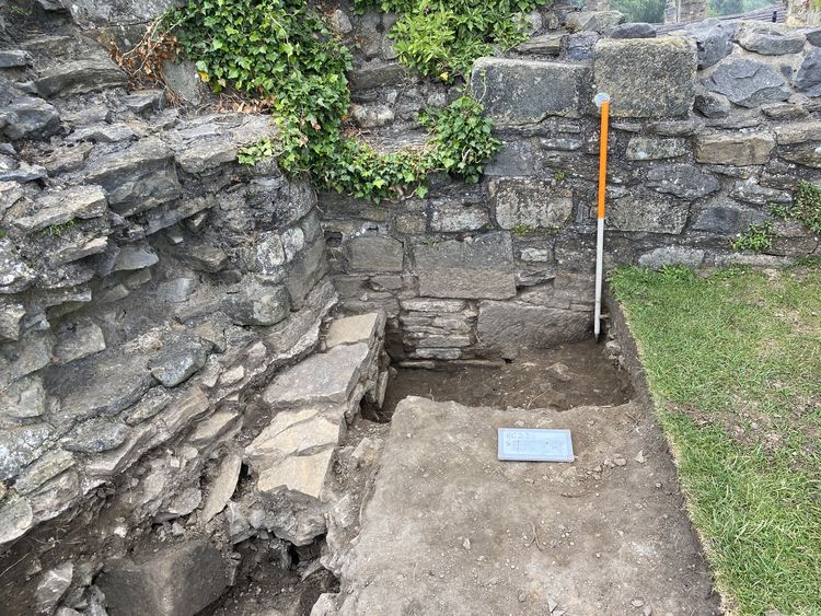 Am image of a trench at Richmond castle with walls and ivy on each side