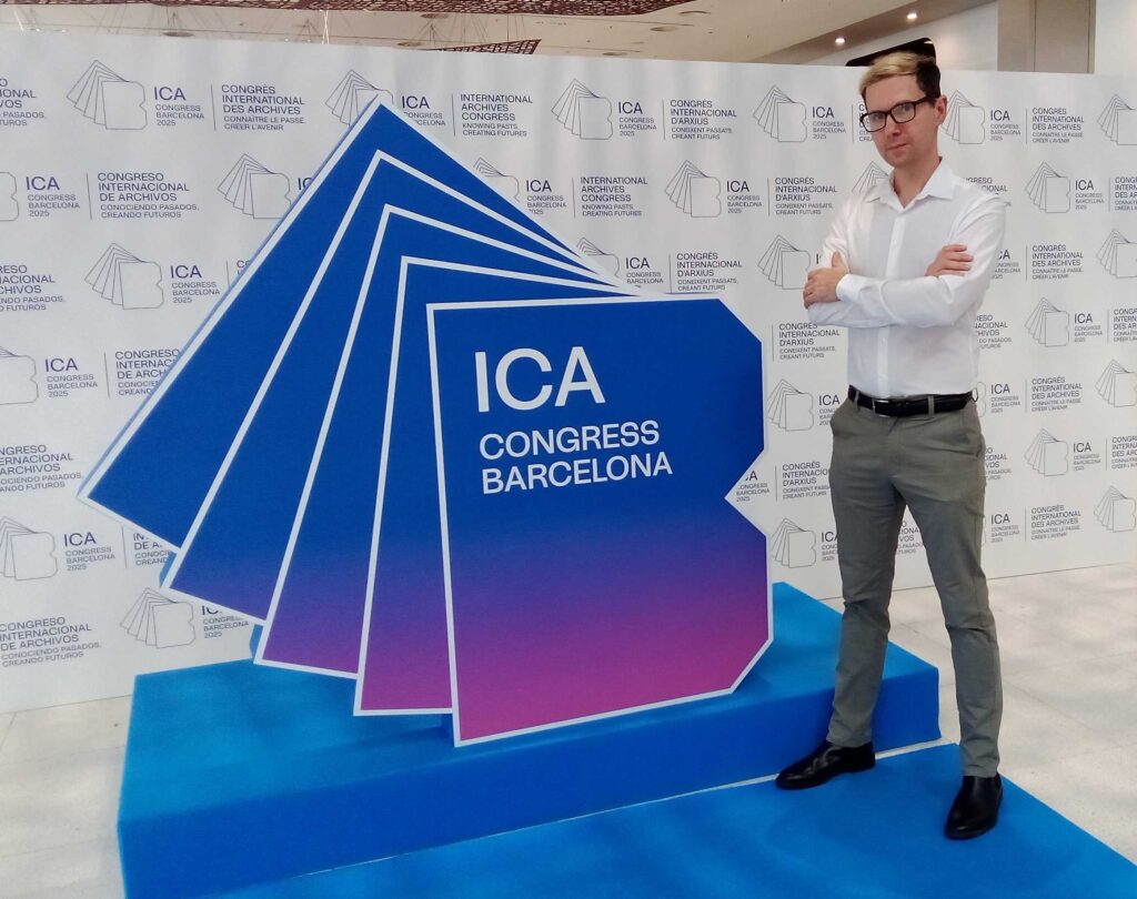 Marco stood next to the ICA logo in the entrance 