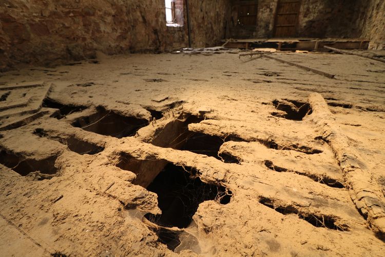 Thumbnail of Figure 81 View west of close-up detail of floor in upper floor of northern portion of range