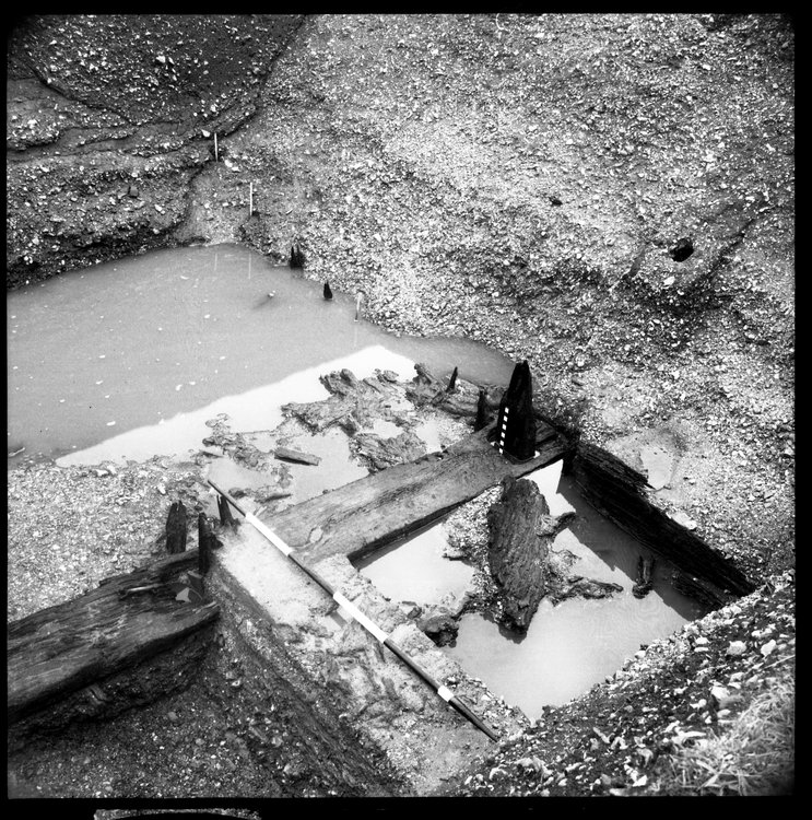 Thumbnail of 29-3 Close up of W side of Beam A in Great Ditch I with scale