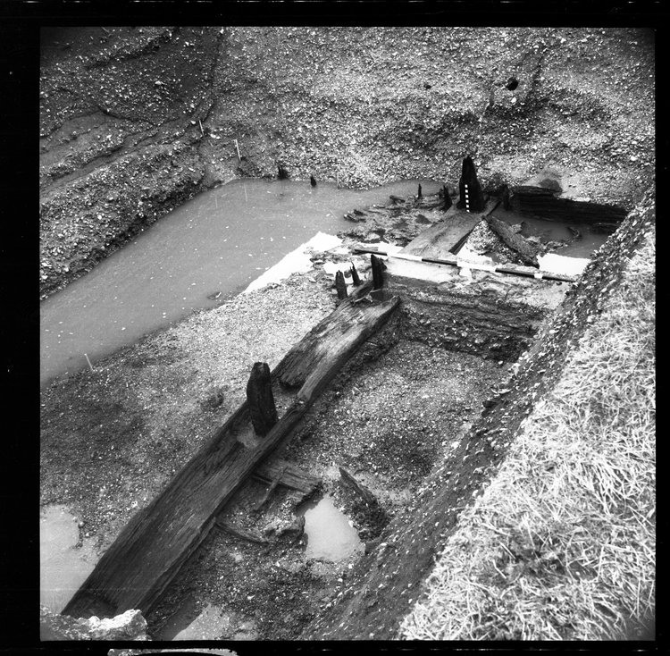 Thumbnail of 29-5 View looking W of Beam A in Great Ditch I with scale