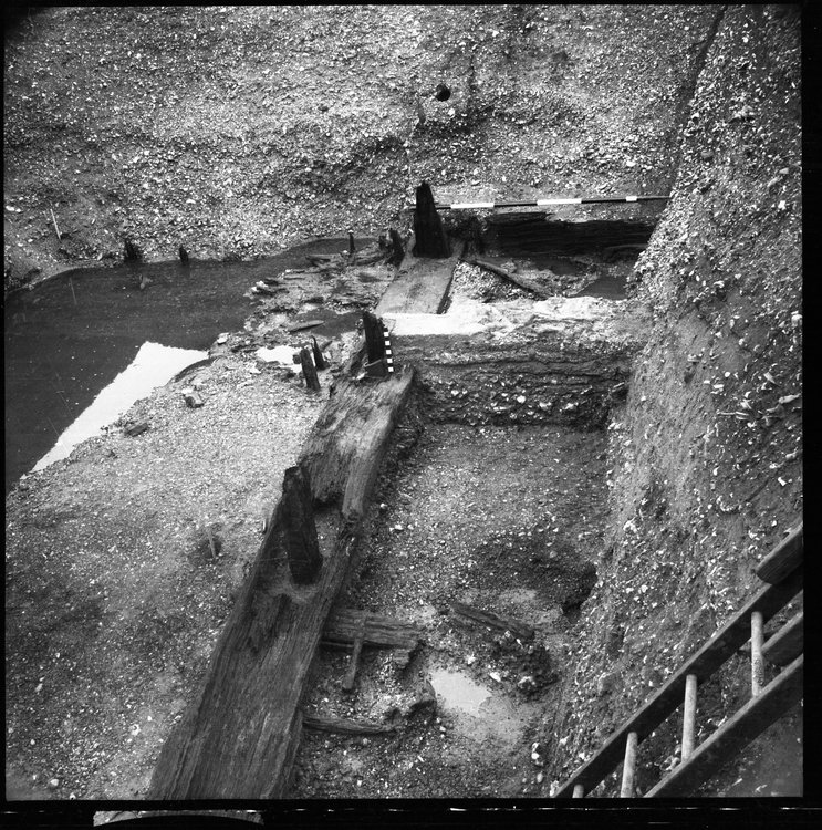 Thumbnail of 30-1 View looking W of Beam A in Great Ditch I with scale