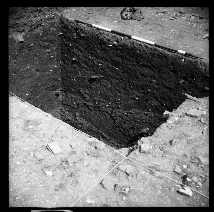 Thumbnail of 34-1 W-facing section of Pit 1 in trench IDX