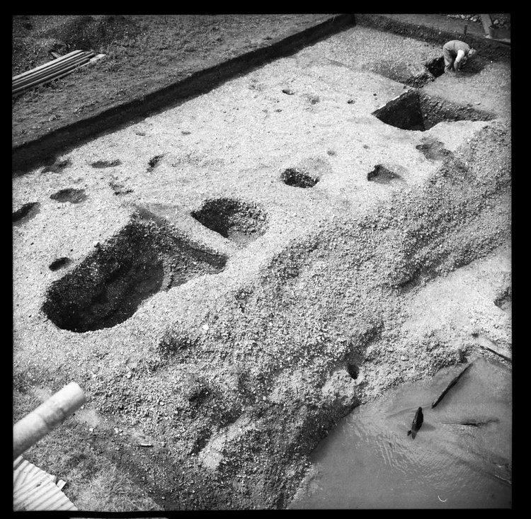 Thumbnail of 61-5 View looking NW of NW Complex and Horace's Pit Complex in GD II with scale and archaeologist