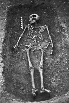 Bidford-on-Avon grave HB2 (the 'cunning woman'), found in 1971; © Sue Hirst.