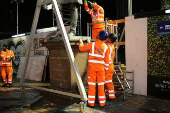 Attaching of lifting straps to statue, viewed from the north-east.