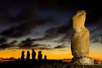 Sunset over the moai on Ahu Kote-Riku, Tahai, Rapa Nui