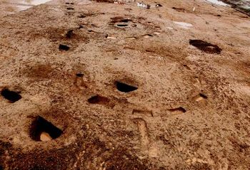 Overview of roundhouses 1 and 2 from Widmore Farm. Copyright: HS2